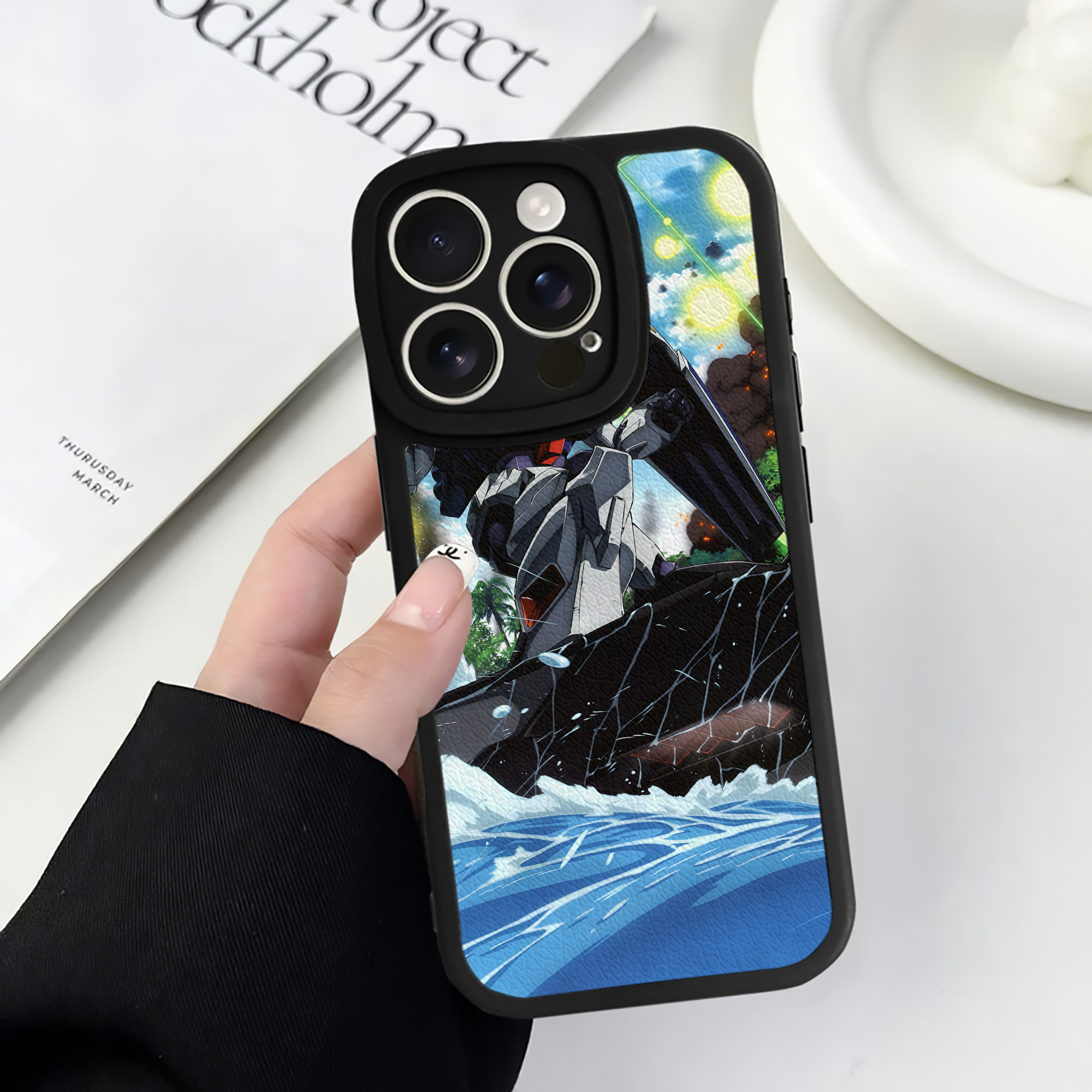 （画像用） 機動戦士ガンダム Mobile Suit Gundam 【iPhone 16シリーズ対応】シリコンスマホケース（レザー調） 材質：シリコン